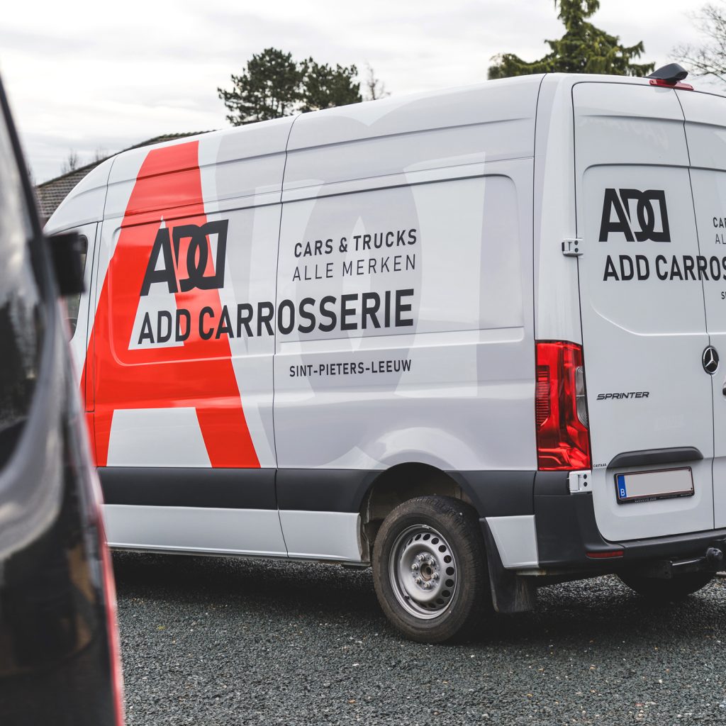 reclame op bestelwagen dankzij belettering
