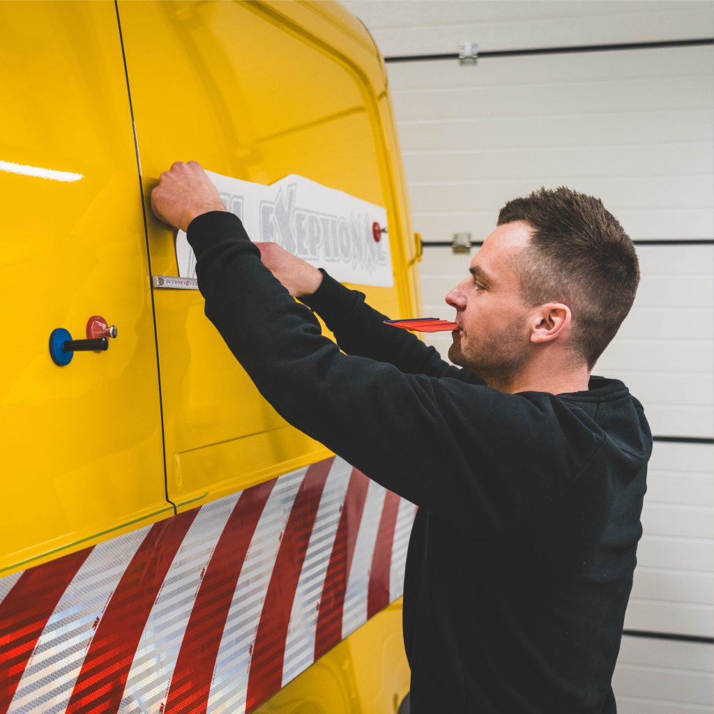 Plaatsing van belettering door Castaar reclamebureau