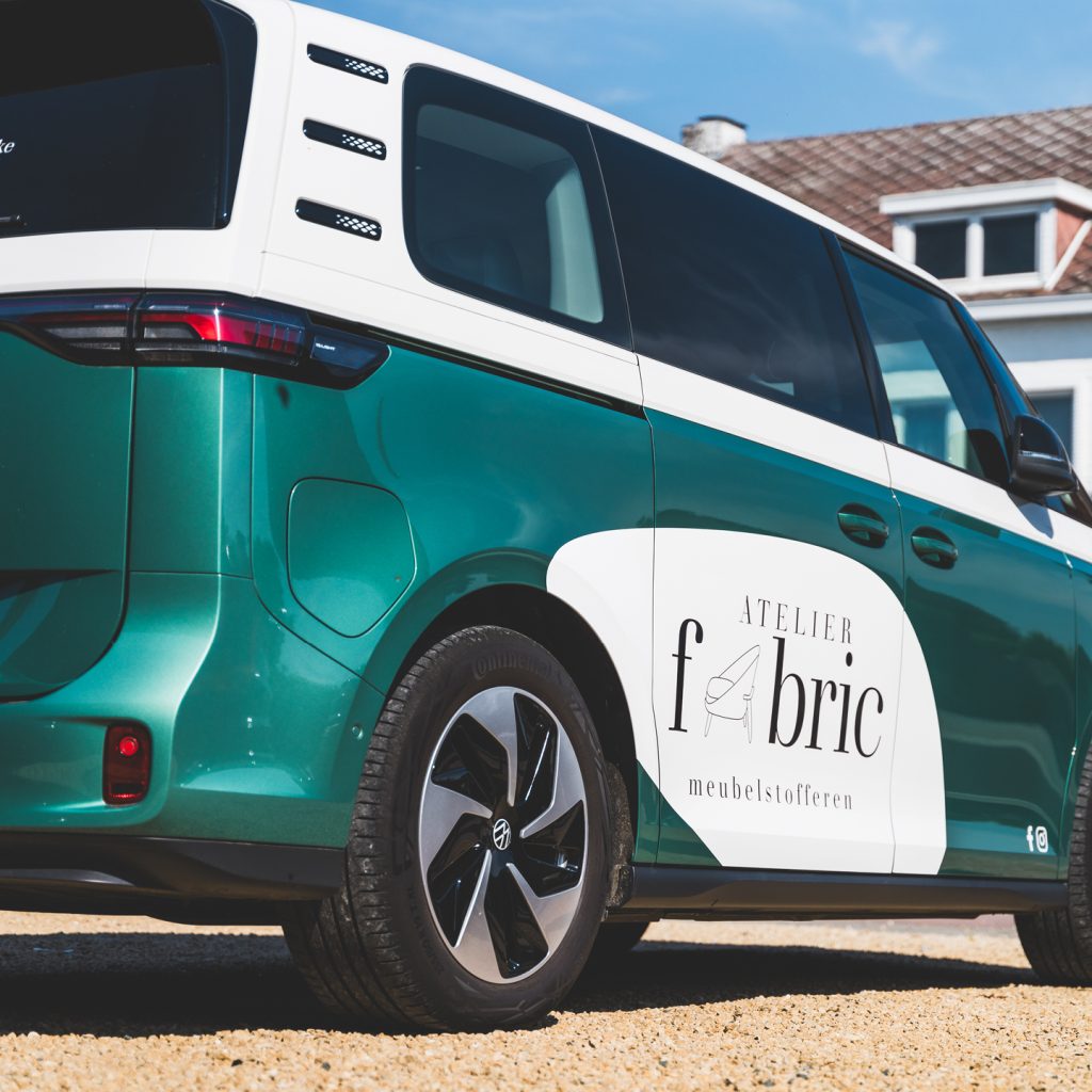 Atelier fabric belettering bedrijfswagen