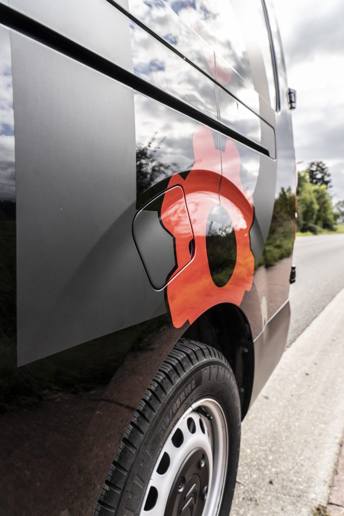 detail van bestelwagenbelettering