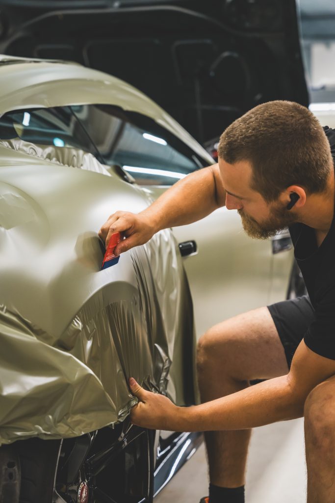 Carwrapping Jaguar in hangar van Castaar