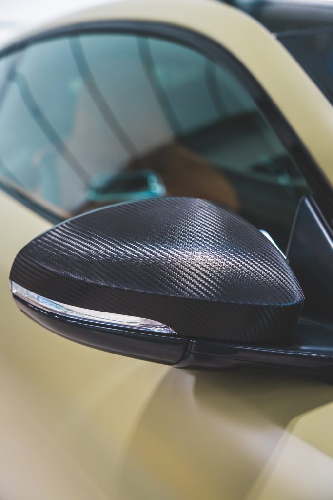 Zijspiegel van auto laten wrappen