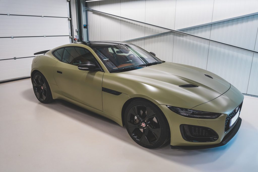 Carwrapping Jaguar F type in mat kaki groen