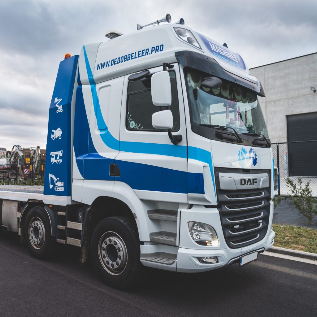 belettering van vrachtwagen voor dedobbeleer machines