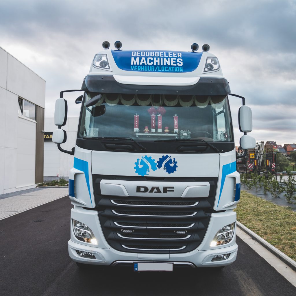 dedobbeleer machines vrachtwagen belettering striping