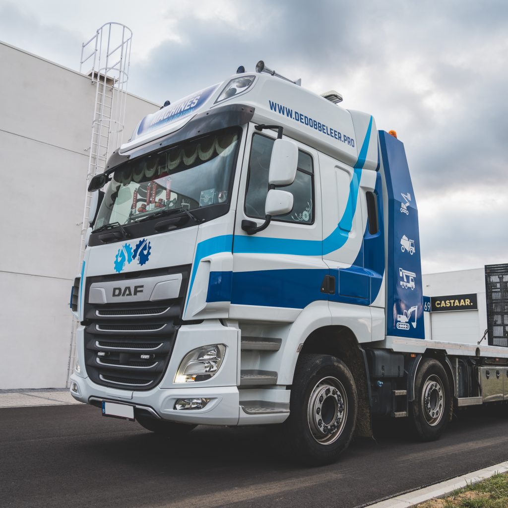 Belettering van vrachtwagen Dedobbeleer Machines