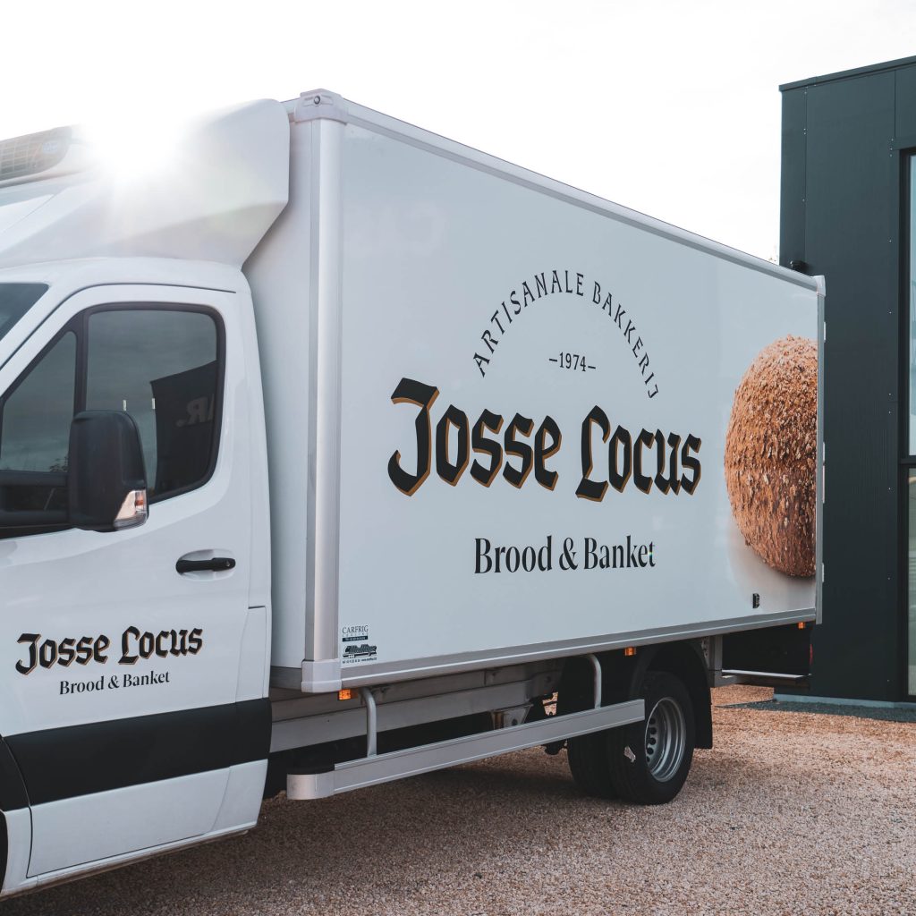 Bakwagen bestickeren van bakkerij Josse Locus