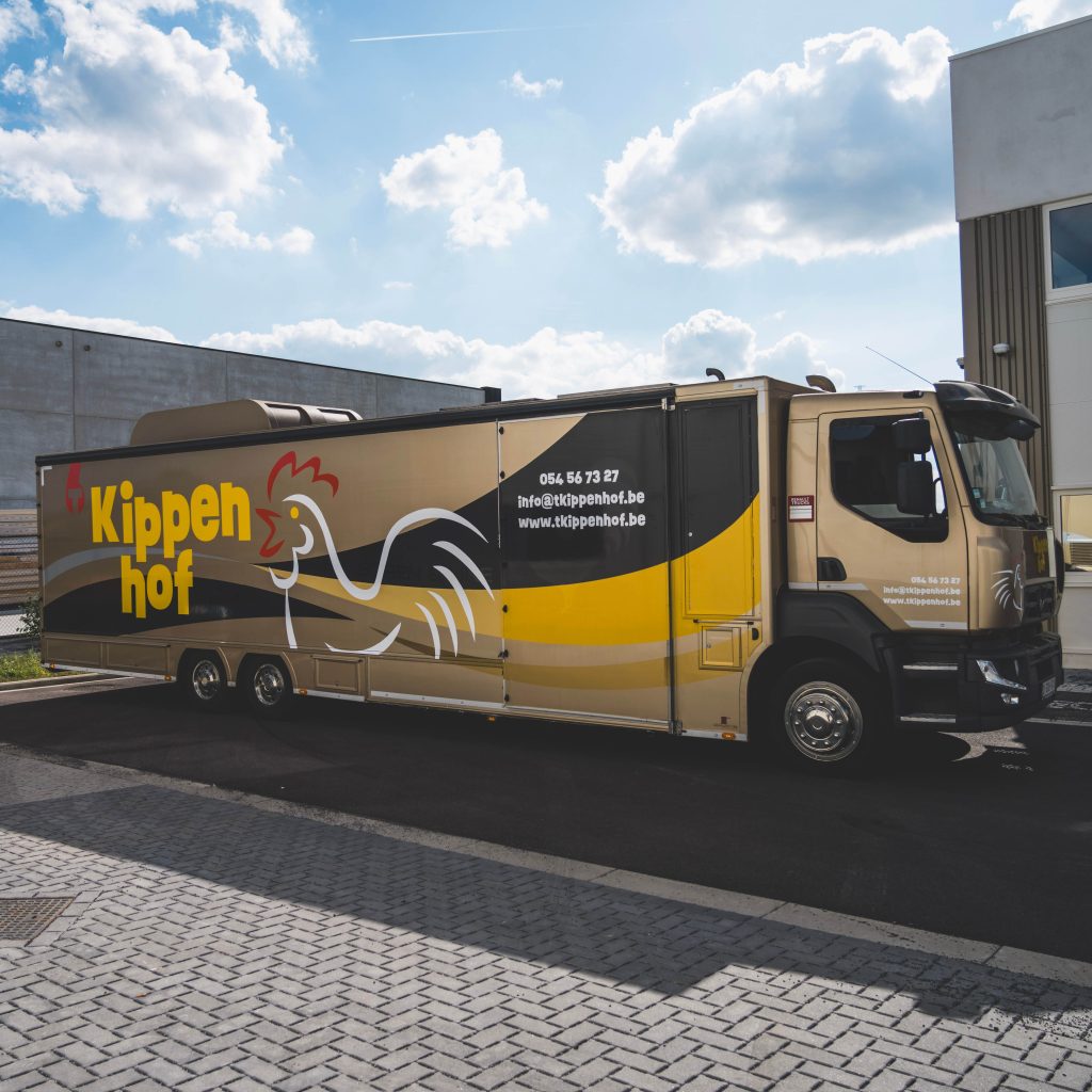 kippenhof wrapping en belettering van vrachtwagen