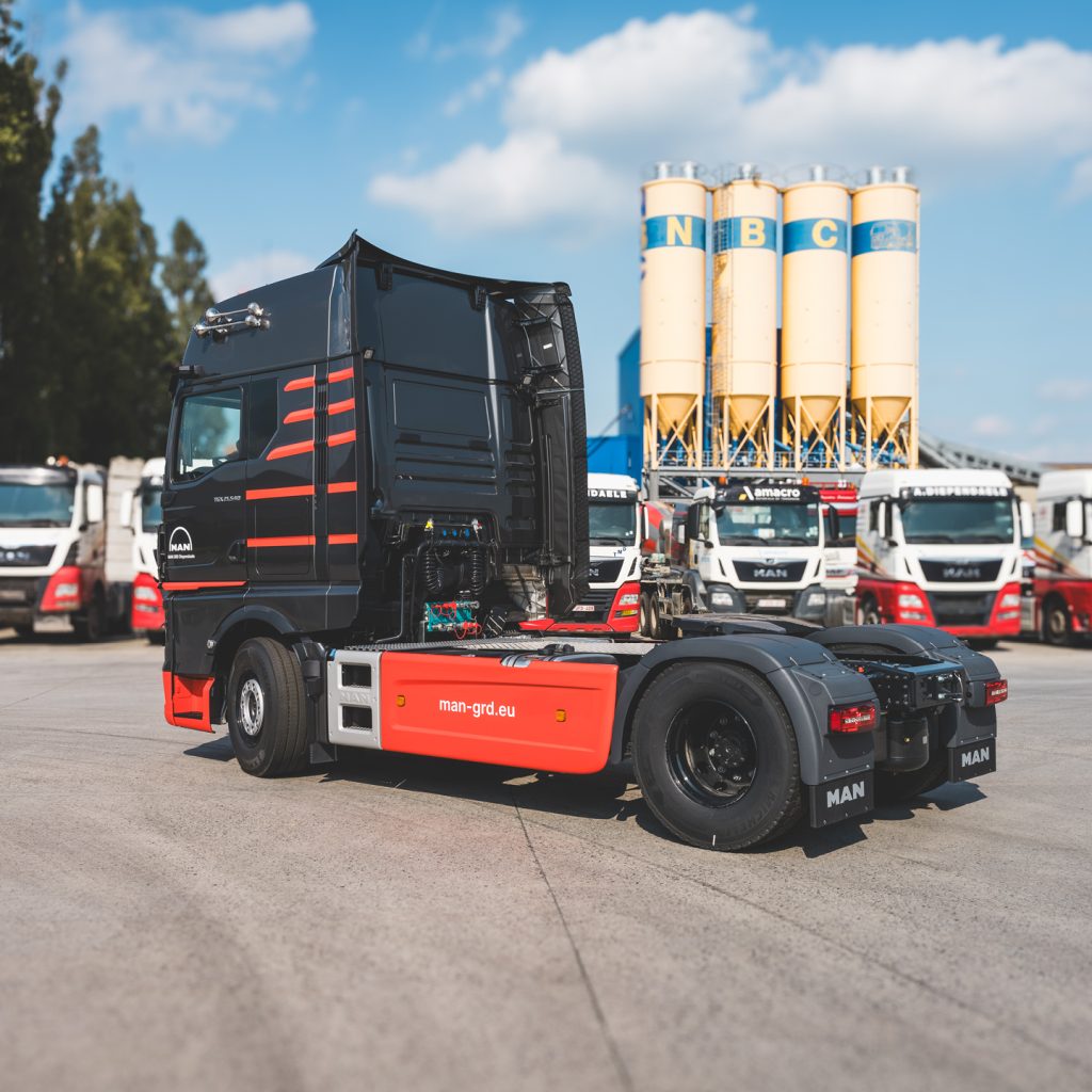 Man grd vrachtwagen wordt gewrapt