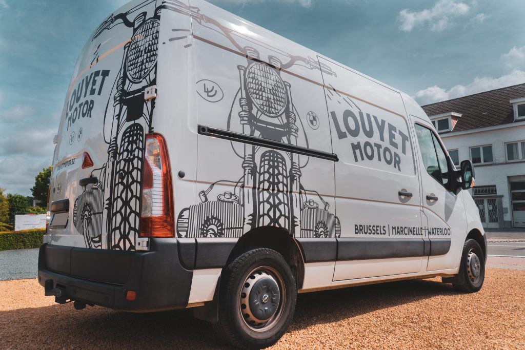 louyet motor belettering bestelwagen