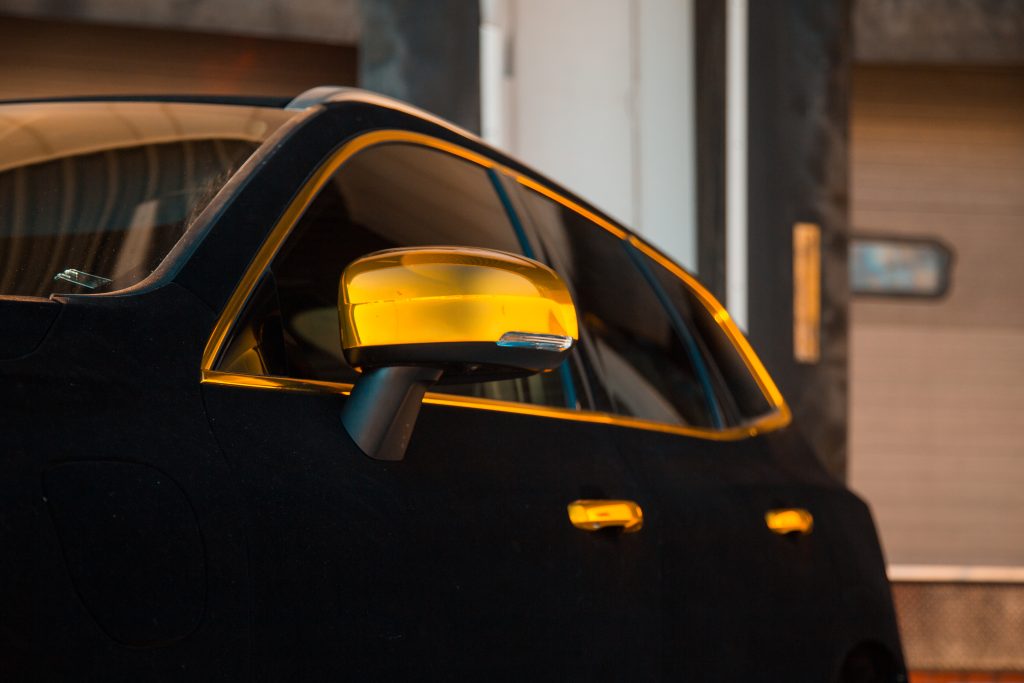 Velours auto met gouden details