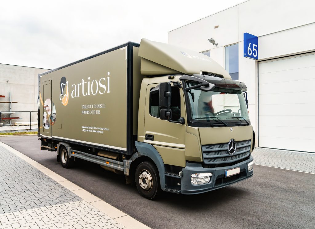 Reclame op vrachtwagen van Artiosi in Dilbeek