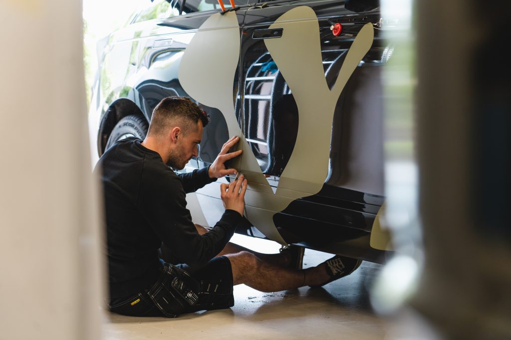 belettering door reclamebureau Castaar van range rover evoque camo