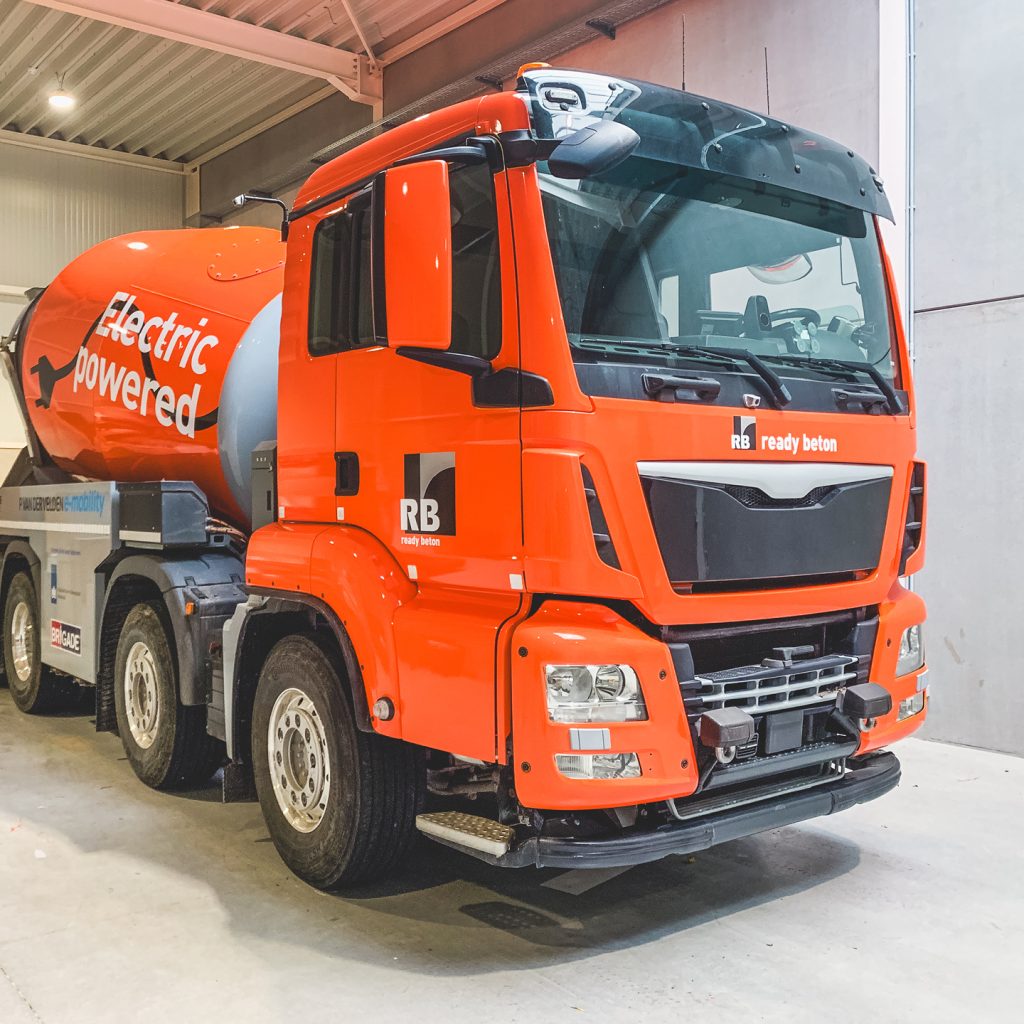 belettering betonmixer door productiebureau in Pajottenland