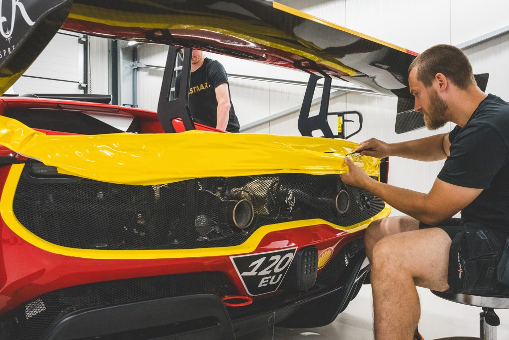 Full wrap van Ferrari wagen voor the racing game