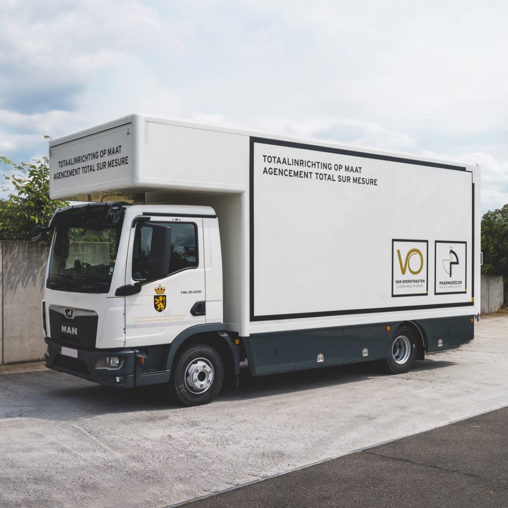 Lichte vrachtwagen beletteren voor Van Overstraeten