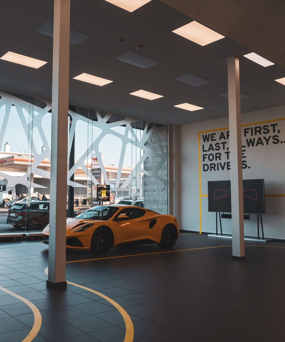 Aankleding van showroom van Lotus Brussels