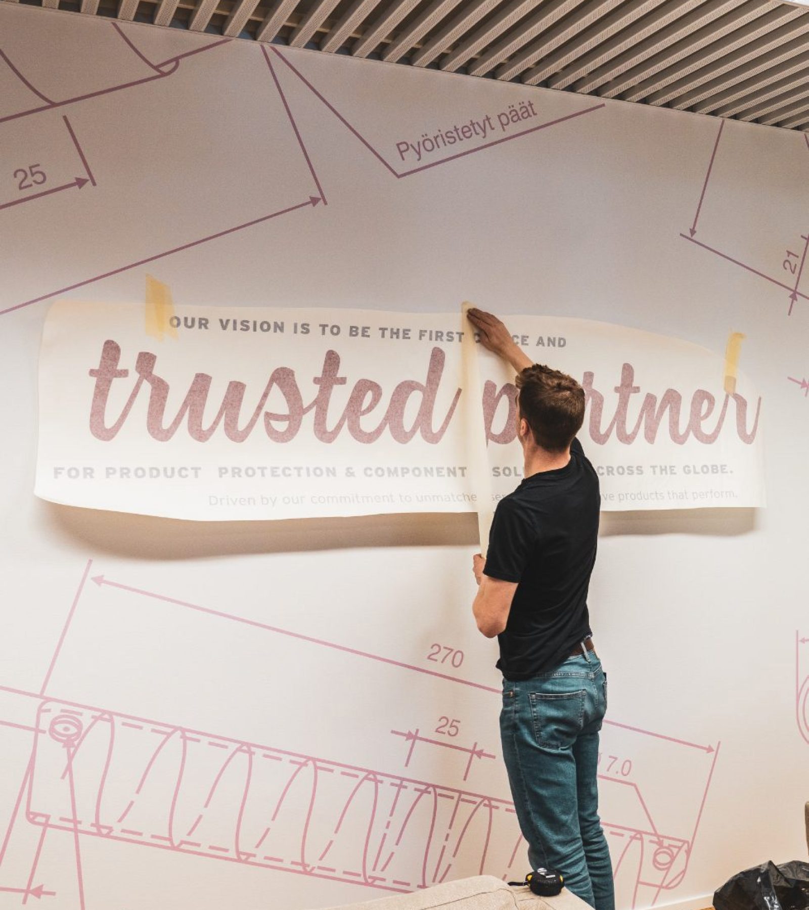 Plaatsing belettering muren