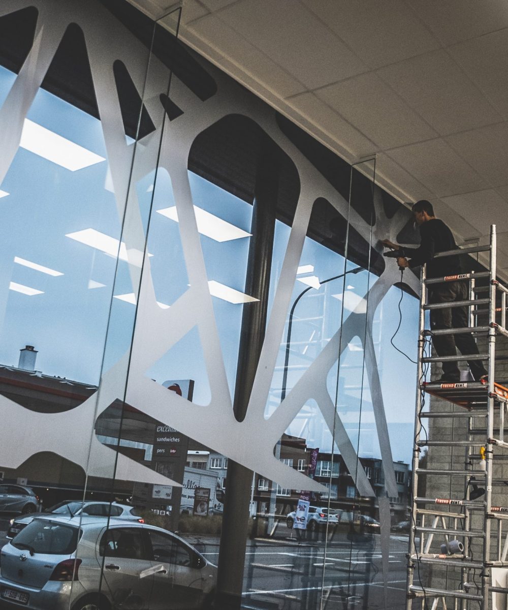 Plaatsing raamstickers voorgevel