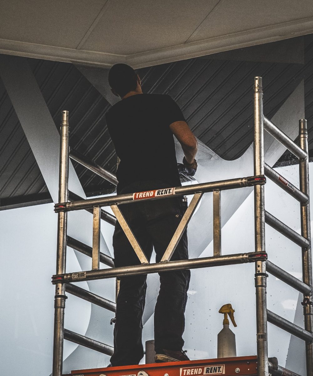 Plaatsing raamstickers toonzaal