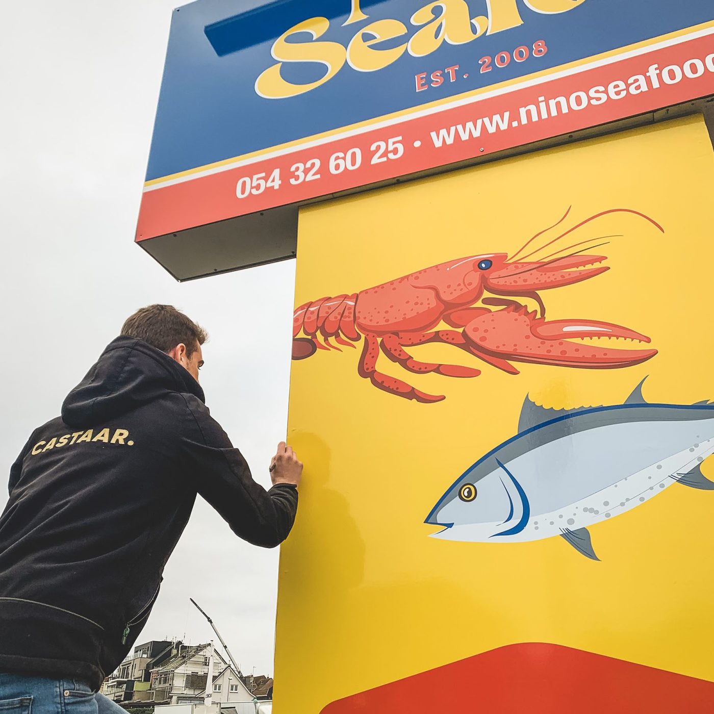 Plaatsing van totem door Castaar voor Nino Seafood