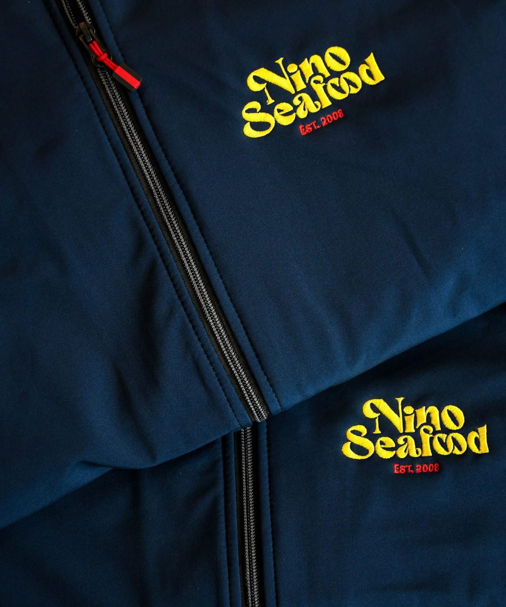 Sweater met nieuw logo van Nino Seafood ontworpen door Castaar