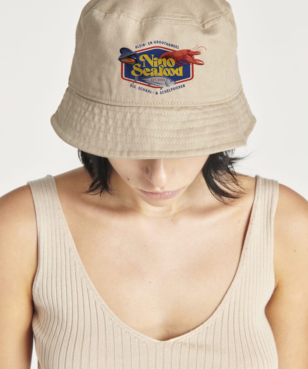 Beige vissershoedje met logo van Nino Seafood ontworpen door Castaar